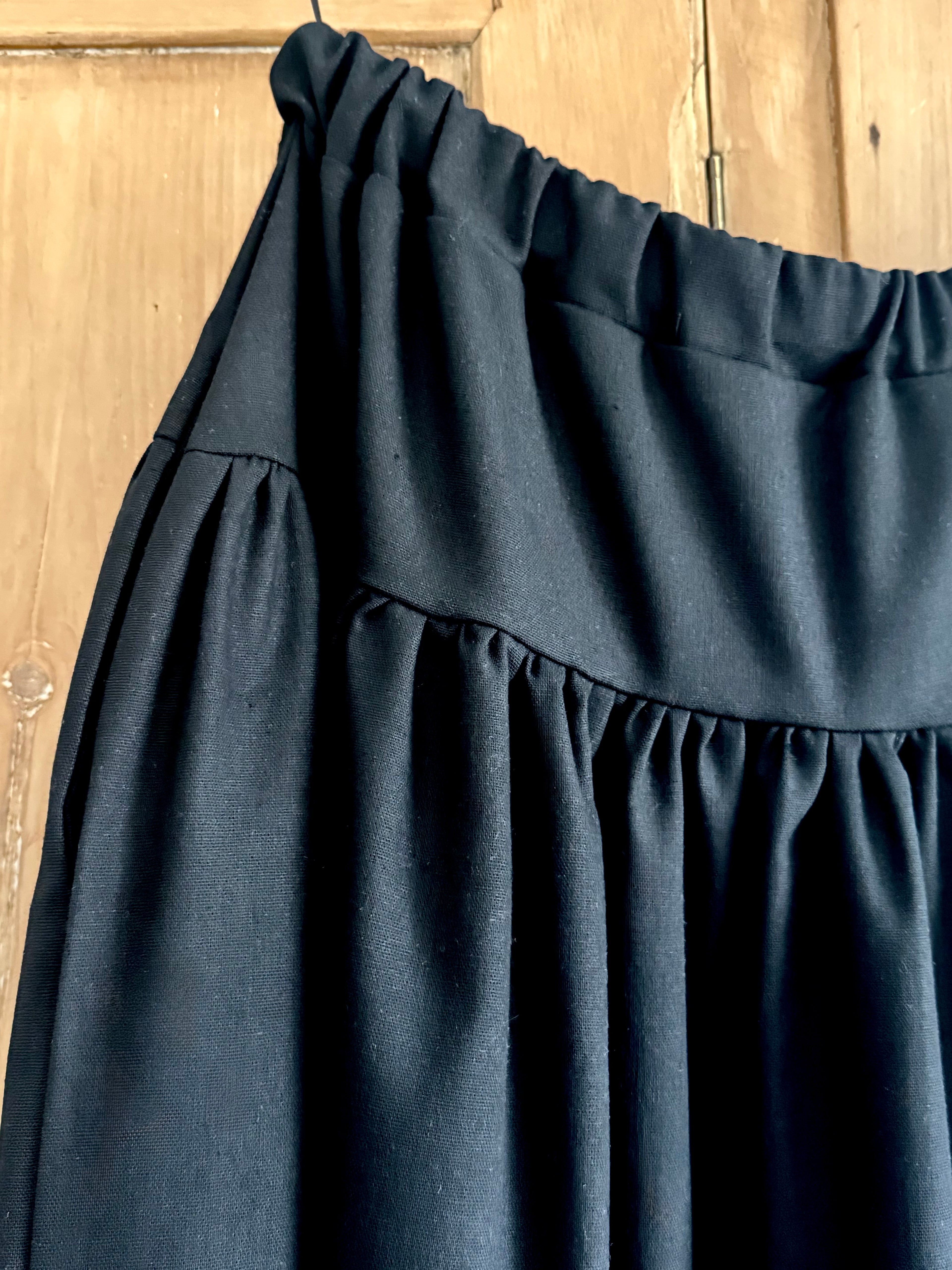 Mila skirt in black linen