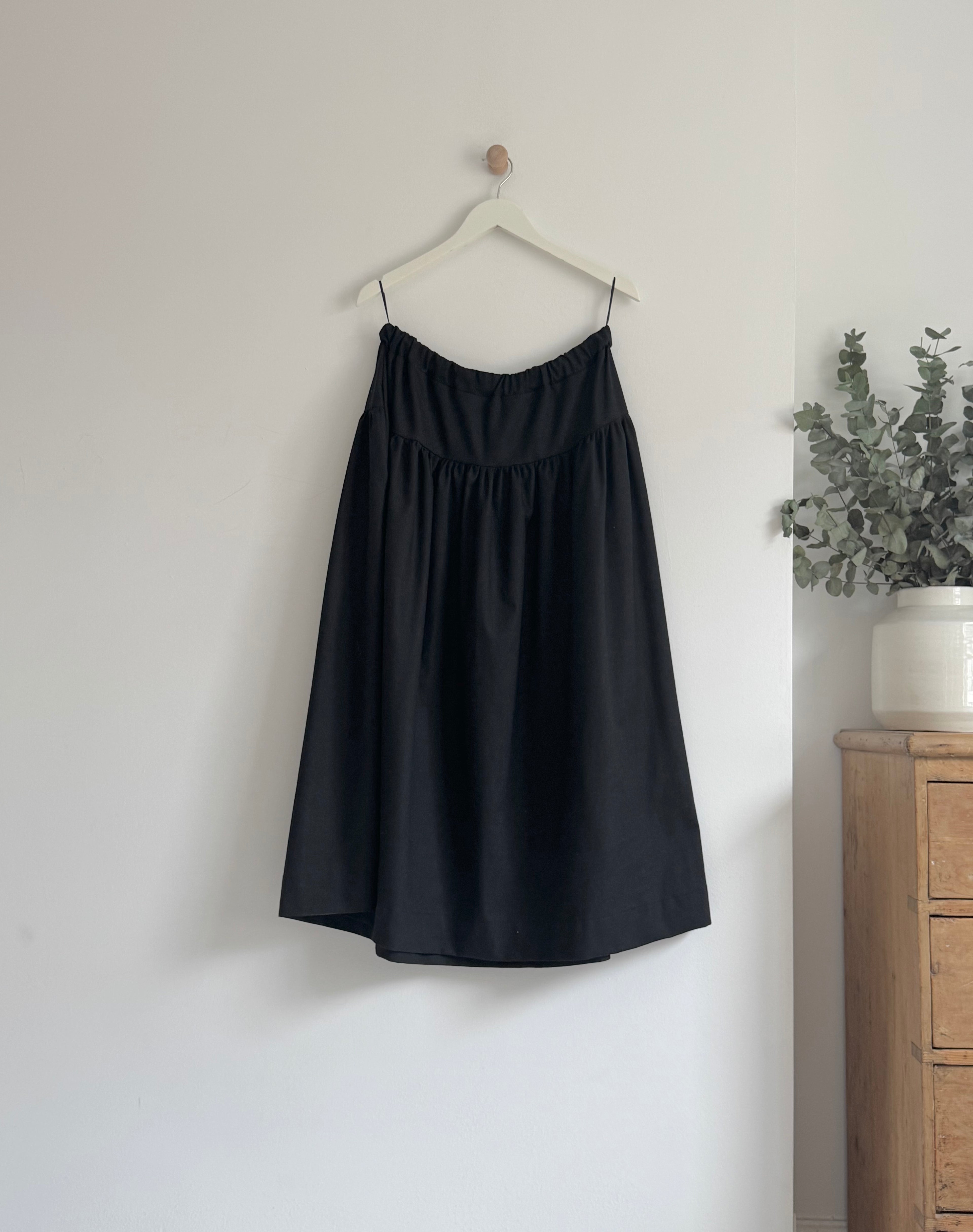 Mila skirt in black linen