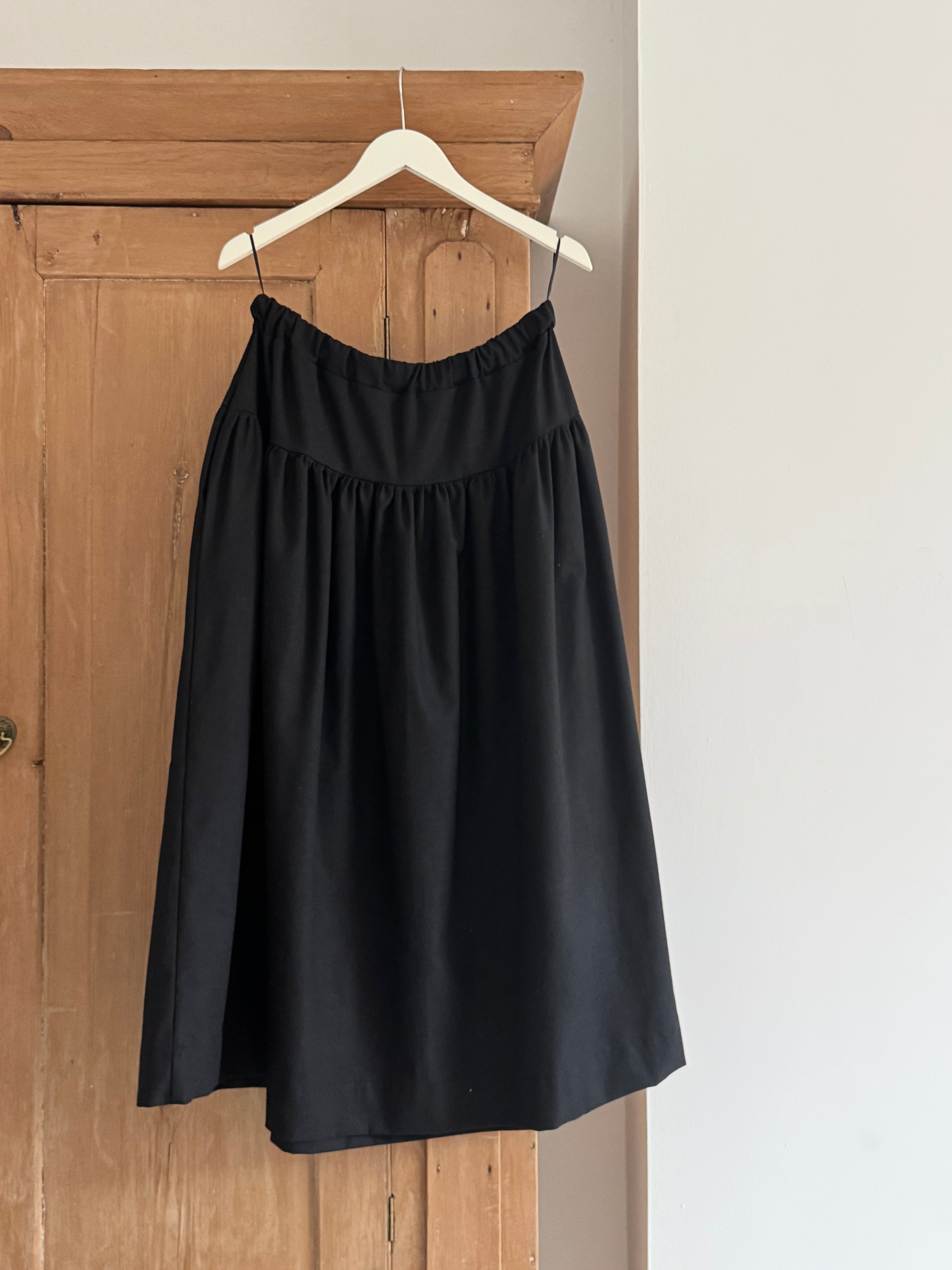 Mila skirt in black linen