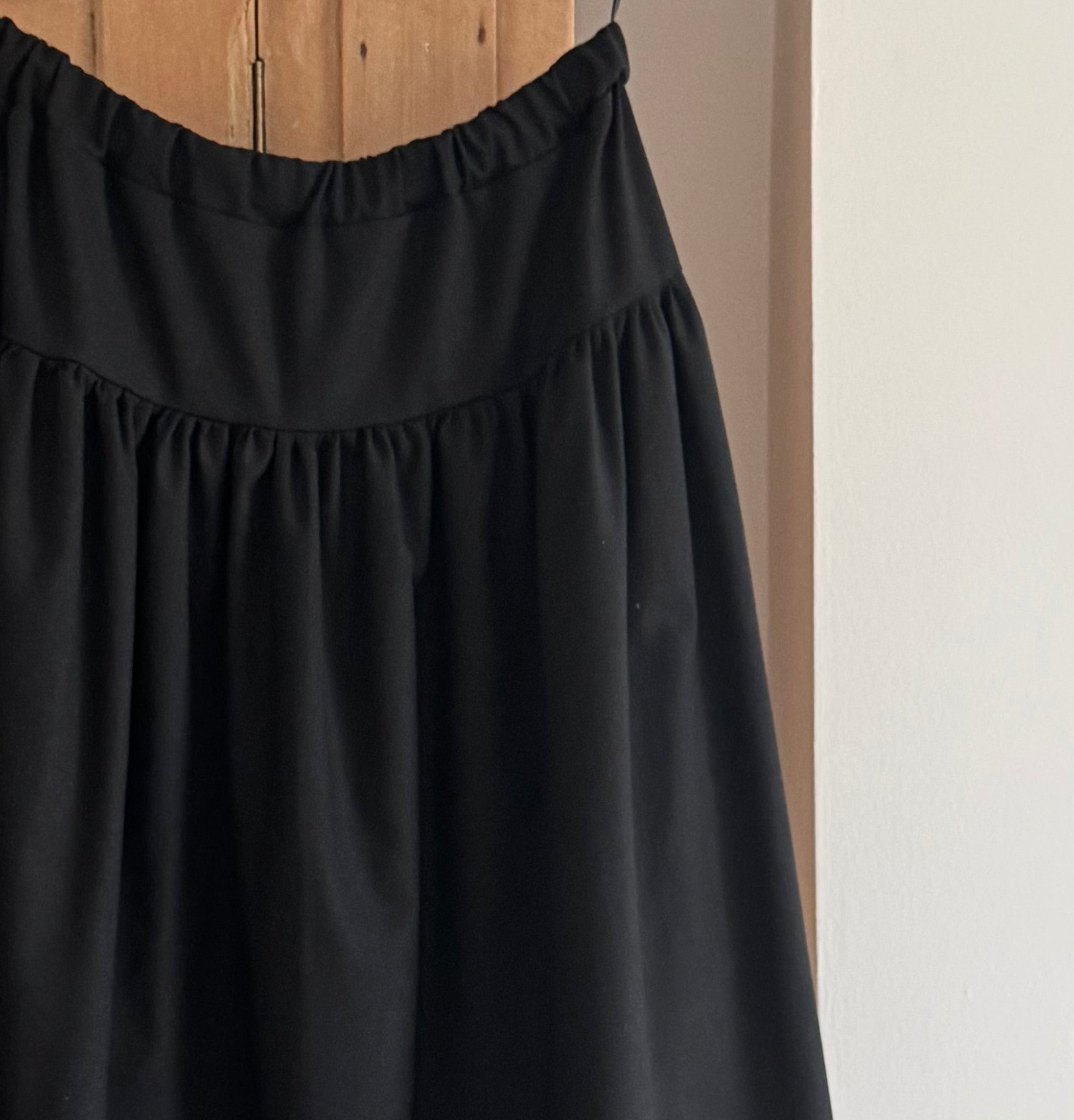 Mila skirt in black linen